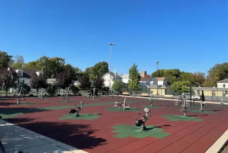 Comfy with Free Parking, 2 beds Near Airport, Park/Hospital!