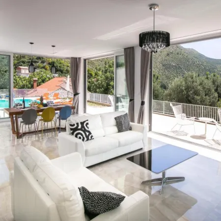 Five Bedroom Villa with Private Pool & Sea View