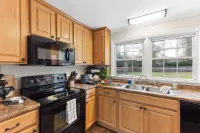 3 Queen Beds, 2 Min to Fairgrounds, Fenced Yard