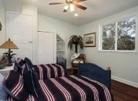 Perfect Lakefront Getaway on clear deep private lake 20 min from Gainesville