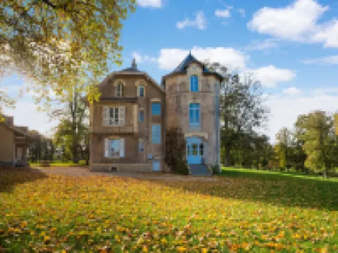 Holiday home adjoining a château. Hotels in 