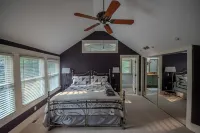 Relaxing Ann Arbor Stay — Sleeps 9, Hot Tub, Deck, and Gourmet Kitchen 와시트너 카운티 호텔