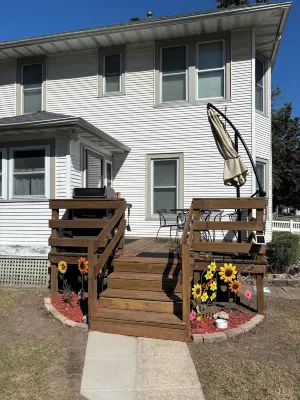 Vintage Farmhouse with Parking right in the City! Family Friendly, Fenced Yard. Hotels in Ottumwa