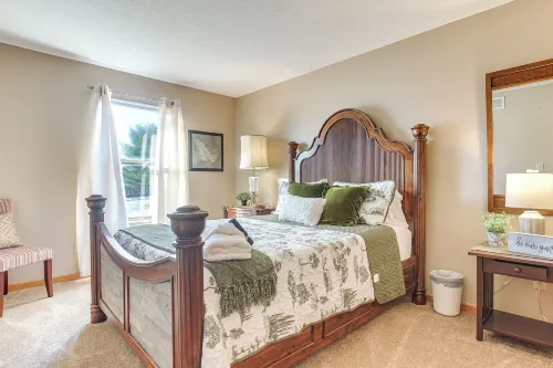 17 Mi to Columbus: Pickerington Home w/ Fire Pit! - 2-Star