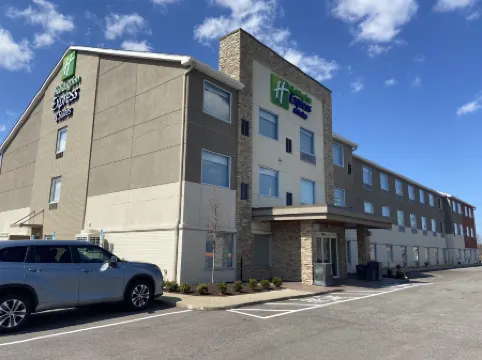 Holiday Inn Express & Suites ELYRIA by IHG