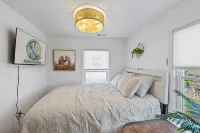 Mermaid & Mare, Downtown Retreat. Hot Tub, Firepit, fenced yard & Pet Friendly!