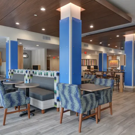 Holiday Inn Express & Suites GREENVILLE - TAYLORS by IHG Отели рядом с достопримечательностью «Театр Warehouse»