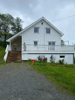Mountain Retreat in Brattvåg - Unwind in Nature - 2-Star