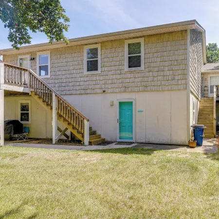 Charming Emerald Isle Escape < 1 Mi to Beach!