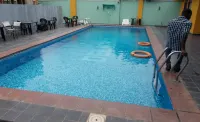 Delight Hotel and Suites - С бассейном