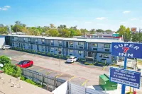 Super 7 Inn By OYO San Antonio NW Medical Center - parkir
