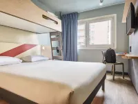 宜必思快捷普瓦捷北部未來影視城飯店 - 停車場