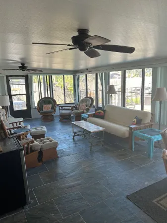 Steps from the beach. This Beach House is a comfy user friendly home. Отели рядом с достопримечательностью «Парк Смирна Дюнс»