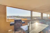 Walkable Waterfront Oasis w/ London Bridge Views! - ビーチサイド