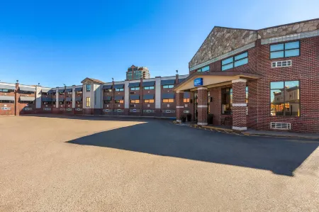 Baymont by Wyndham Downtown Detroit Отели рядом с достопримечательностью «Joe Louis Arena»