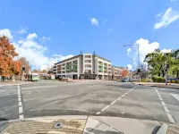 Comfy 2-Bed Near the Lake with Secure Parking