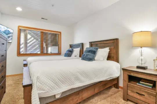 Private Hot Tub, Minutes to Skiing & Main Street  4 bedroom Boulder Creek Hotels in 