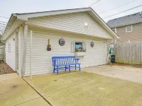 Family Apartment w/ Deck + Yard Near Northwestern Hotels in Skokie