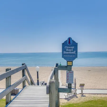 Algoma Victorian - Steps to Lake Michigan!