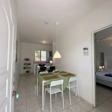 Secure 2-pers apartment centrally located and close to the beach