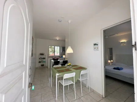 Secure 2-pers apartment centrally located and close to the beach