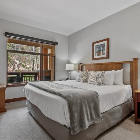 Unequalled Ski in Out, Next to Gondola, Sundial 1Br, Pool, Hot tub, Condo Nast Winner B219