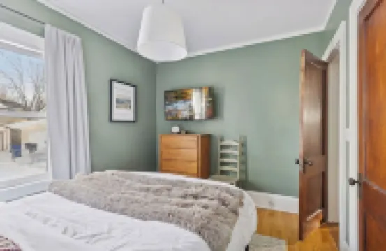 Urban Retreat- Entire House. King beds. Central location.