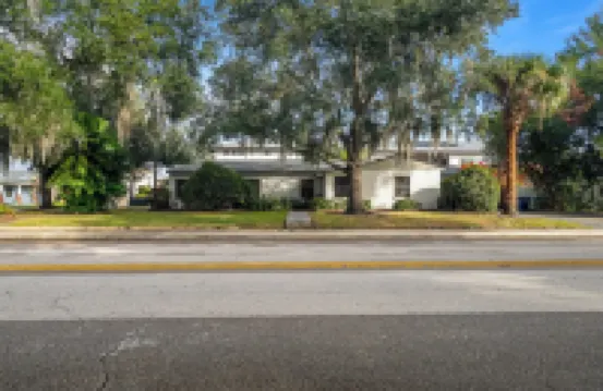 LOCATION! COZY COMFORT 2 BLOCKS FROM PARK AVE W POOL, HOT TUB AND GRILL STATION!