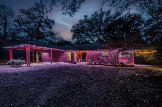 Riverside country retreat with easy access to all that Houston has to offer