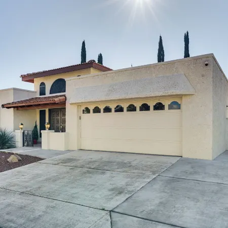 7 Mi to Sabino Canyon: Poolside Oasis w/ Mtn Views