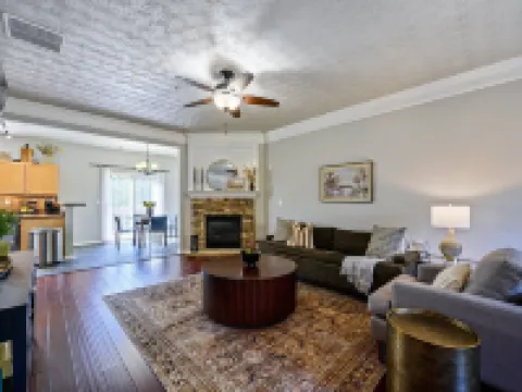 1431 Bay Overlook Dr, Woodstock Hotels in Woodstock