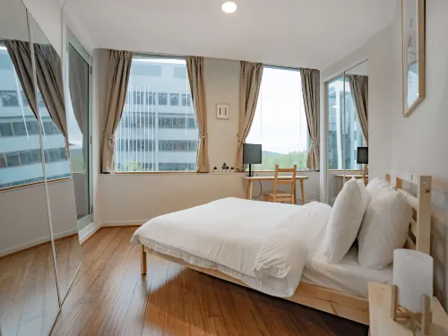 Central 2-Bed with Gym and  Parking