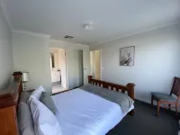 Modern 4-Bedroom Home, Near Playground, Lake & Nature Trails, Minutes to Bendigo - Bungalows