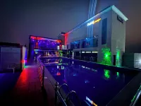 Monarchs Luxury Palace Hotel - piscine