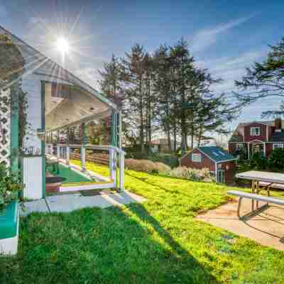 Obstructed Ocean Views and Cozy Amenities - Charming Coastal Retreat Hotel Exterior