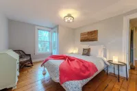 Classic Mystic Retreat Walking Distance to Downtown