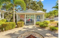 Key West Style Cottage - with pool/hot-tub