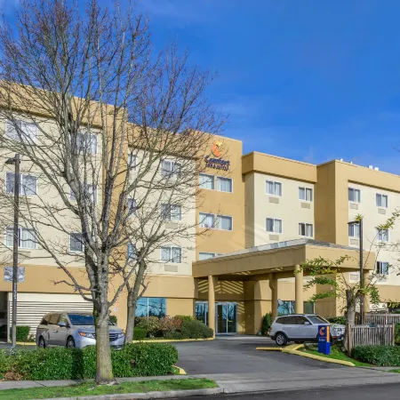 Comfort Inn & Suites Seattle North Отели рядом с достопримечательностью «Торговый центр Northgate»