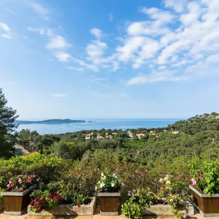 Villa in Hyeres Near Beach & Pool