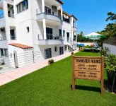 Sun Day Rooms & Studios - Free Airport Shuttle - parking