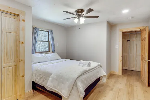 Lake, Golf & More! Getaway in Center Barnstead - Homestays