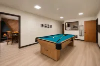 The Fox Den in Old Town! Pool, Sauna & Game Room