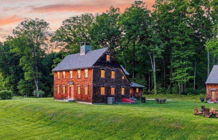 52-acre Berkshires Farmhouse Fire Pit, Outdoor Dining + Trails Copper Kettle Farm by Avantstay