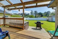 Crescent City Home w/ Hot Tub: Half-Block to Beach - parkir