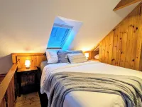 Handcrafted Log Cabin • Walk to Lake • Private Backyard w/Fire Pit • Sleeps 8 Hotels in Warren