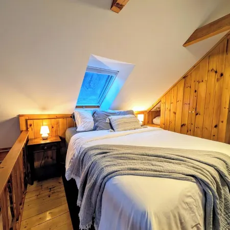 Handcrafted Log Cabin • Walk to Lake • Private Backyard w/Fire Pit • Sleeps 8