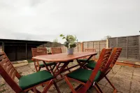 Skyvillion - 3Bed Home W/Grdn for A Family Getaway