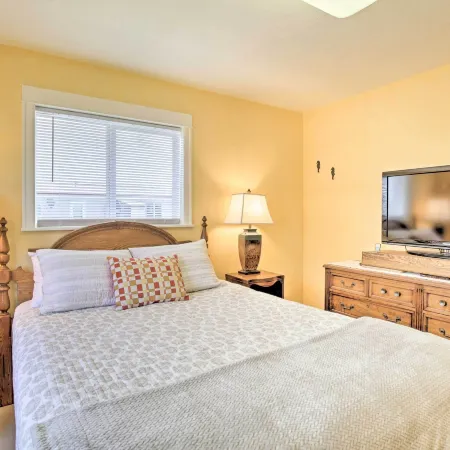 Waldport Townhome w/ Dog Run on Alsea Bay!
