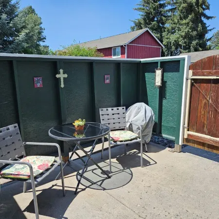 Location! Walk To Downtown And Old Mill - One Bedroom One Block From The River