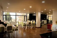 Sapphire Hotel & Convenion Centre - 2-Star
